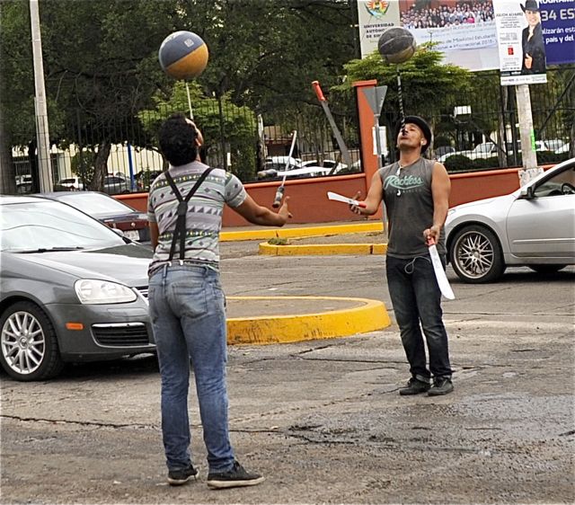 Colin had sent me this a few days ago. Some street performers in Culiacan. I sure wouldn't want tobe near those flying swords