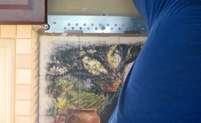 New plan was to remove my Durango ( from Mexcio ) rope liner along the top of the mural. That would allow the new unit to be installed against the wall. At this point I don't remember but the new unit was less than 1/4 "