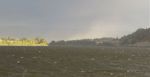 The weather changed quickly. Strong winds and some ligthening, heaving waves and lots of dust form the gravel pit way far away.