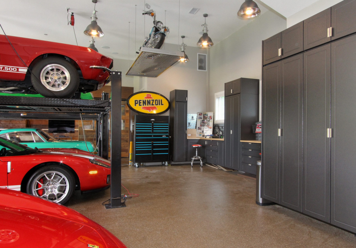 Quite the set up. Note the immaculate floor.