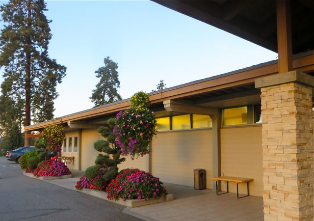 The event took place at the Kelowna Golf and Country Club. Their flowers are look wonderful for this time of the year.