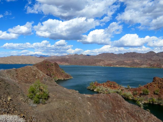 We had to pick up some ear meds for Caeli, a just in case as they don't sell them in Canada. OF course the RX has not been faxed but it wasn't much of a delay to sort it all out. Here we are heading towards Parker. The other side of the river is California.