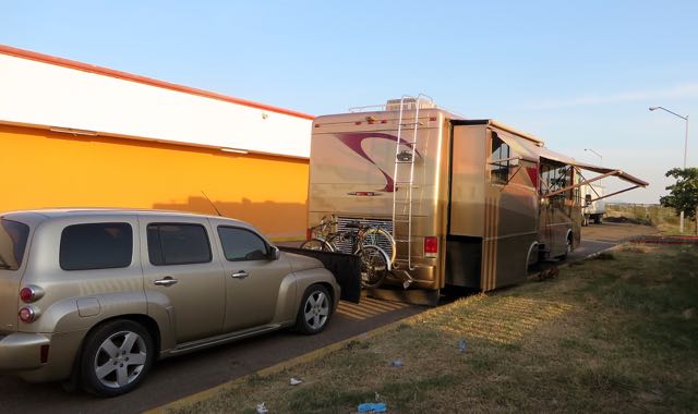 So we drove around the Pemex ( lots of room to roam ) and parked behind the building that is a restaurant and a mini market. This way we are unlikely going to have a semi beside us the left. So far all seems to be perfect.
