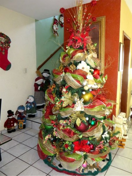 Isela did a great job decorating their tree. The Mexicans are so creative.