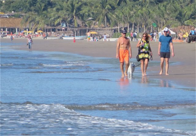 Met up with Janet and Grant, their dog and their son on the beach this morning. I believe I mentioned a while back that they are staying on the MAzatlan side of the cahnnel this year.
