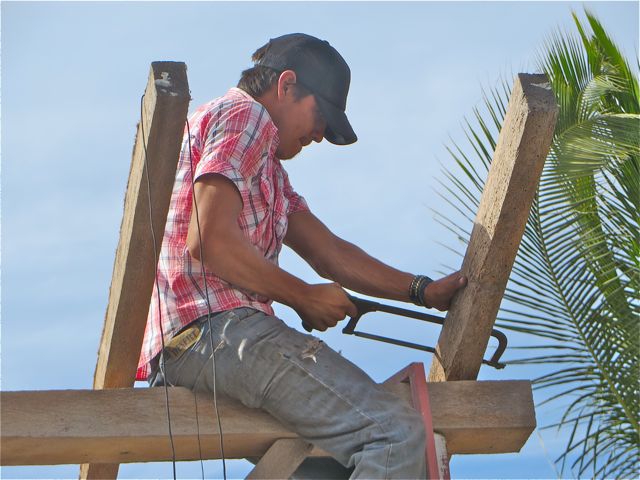 In order to take the larger old pieces of wood off a hacksaw was needed. None of the nails had heads so a lot of hard work was involved.