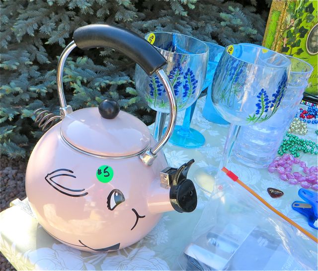 What a cute kettle, complete with curly tail.