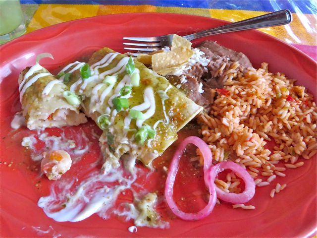 I ordered the enchiladas verde. They were made with corn tortillas but basically had little flavoer and if there was chees in it I could not taste nor see it.