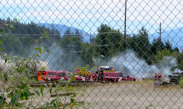 Colin and I and the girls went in my car to check out the fire form the other side of the tracks.