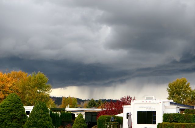 Shortly after our walk, ablout 2PM, the sky looked onminours.