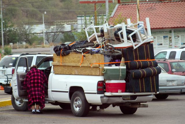 Some Americans bringing things into Mexico for their familya nd friends